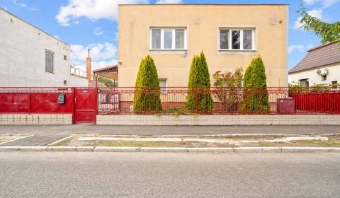 NA PREDAJ VÝNIMOČNÝ RODINNÝ DOM VO VEĽKOM MEDERI