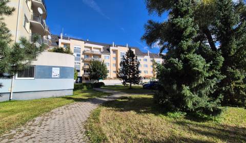 Dvojizbový byt s 35 m² terasou a garážovým státím - E. Belluša 