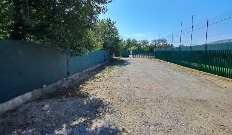 Predáme pozemok na komerčné využitie, 1397 m2, Vráble, okr. Nitra