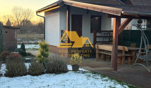 Exkluzívne! Predám peknú chatu s upravenou záhradou v Nových Zámkoch