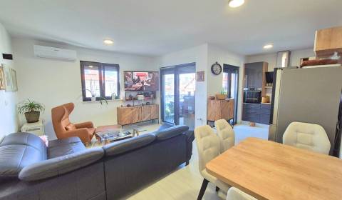 Trogir – Okrug Gornji, zariadený dvojspálňový apartmán s výhľadom na m