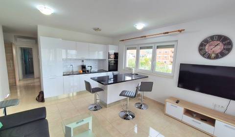 Trogir, Seget Donji – zariadený apartmán s výhľadom na more