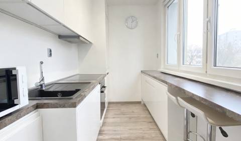 EXKLUZÍVNE NA PRENÁJOM  PRIESTRANNÝ 4-IZBOVÝ BYT, UL. SLOBODY