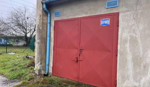 SAMOSTATNÁ PANELOVÁ GARÁŽ S ELEKTRINOU A MONTÁŽNOU JAMOU - RUŽINOV