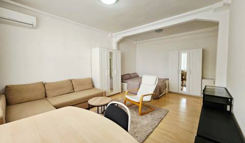 2i zariadený byt s balkónom Mýtna ul. (orientovaný do dvora)