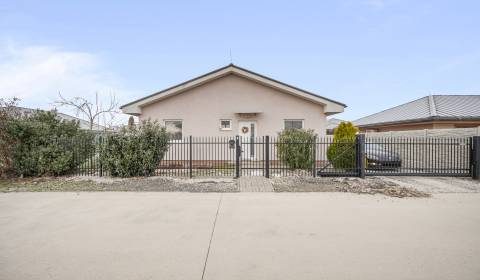 Na predaj samostane stojaci 4 izbový  bungalov, Tri vody.