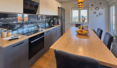 Zadar mesto – zariadený penthouse s krovnou terasou