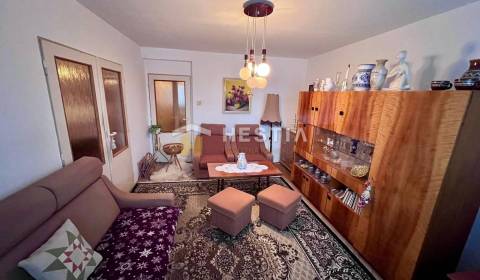 REZERVOVANÉ  3 izbový byt na 1.poschodí s balkónom pri zdravotnom stre