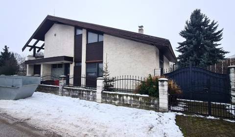 6. izbový RD Centrum Veselé  pozemok 1241m