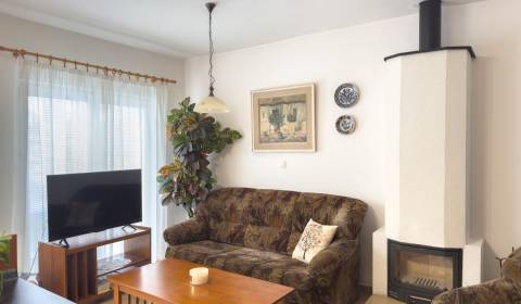 Priestranný 4-izb. dom s dvojgarážou, peknou záhradou, Hamuliakovo