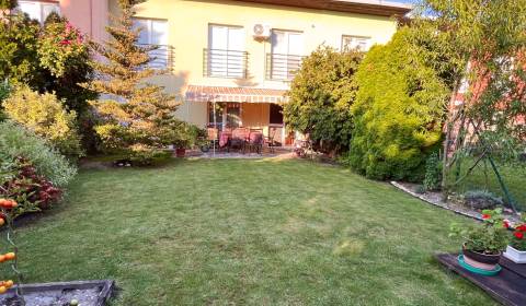 Priestranný 4-izb. dom s dvojgarážou, peknou záhradou, Hamuliakovo