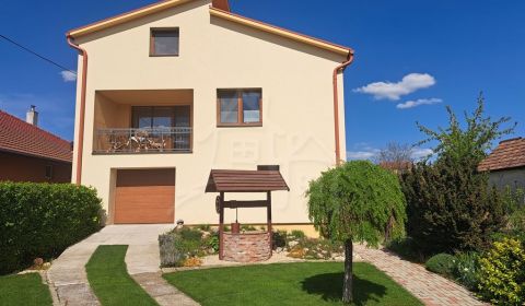 Priestranný rodinný dom s krásnou udržiavanou záhradou v obci Golianov