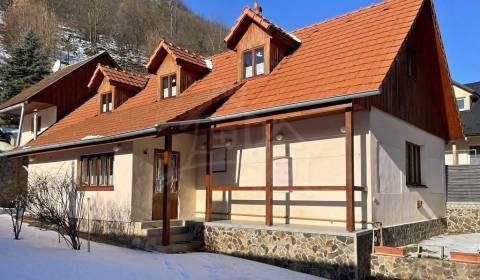 Zrekonštruovaná chalupa v obci Háj