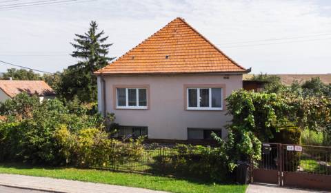 REZERVOVANÉ RD BEHYNCE S DVOMI GARÁŽAMI A VEĽKÝM POZEMKOM