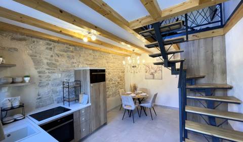 NA PREDAJ novozrekonštruovaný kamenný dom / 60 m²/ Kaštela