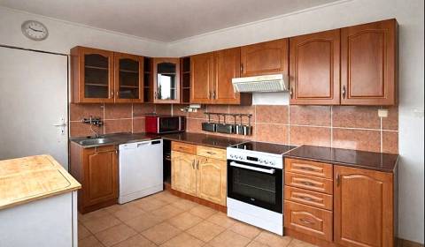 Predaj, 4-izbového bytu, ulica Vajanského,  Šahy 