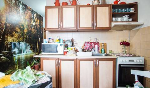 Veľký 2-izbový byt s loggiou na ul. S.H. Vajanského, Nové Zámky – 62,9