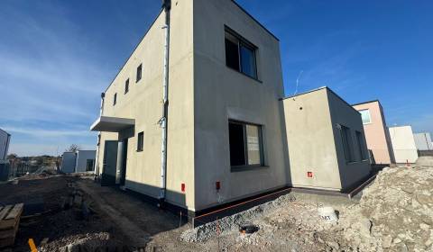 NA PREDAJ 4-IZB. POSCHODOVÝ RD (ČASŤ DVOJDOMU), HUBICE