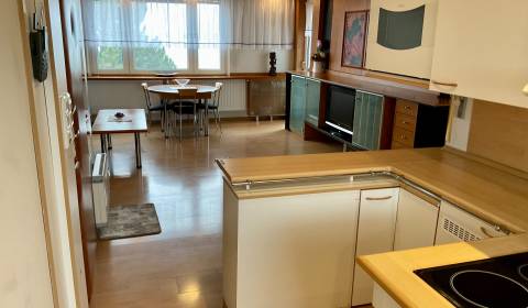 I Prenájom Priestranný 3-izbový byt s loggiou - Vajnory    