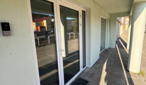 Prenájom kanc./obchodné priestory, nová kompl. rekonšt., centrum PB