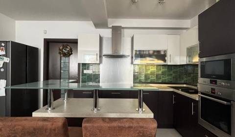 Prenájom 3-izb.byt s balkónom,69m2,kryté parkovanie,Bratislava-Ružinov