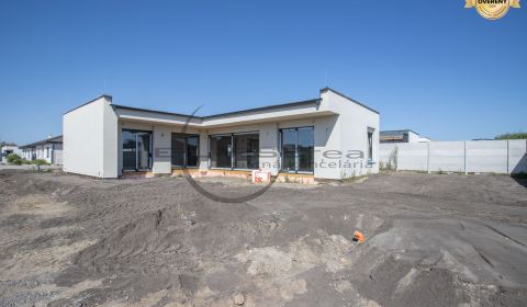 NA PREDAJ NOVOSTAVBA moderný 4-izbový rodinný dom v Malých Levároch