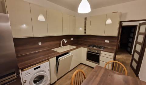 Na prenájom zariadený 3 izbový byt s balkónom Galanta- Mierová