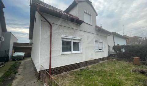 Znížená cena - Štvorizbový rodinný dom na 5árovom pozemku v Nových Zám