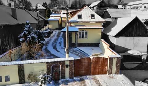 Úsporná vila s 2 bytmi a wellness medzi BB a ZV