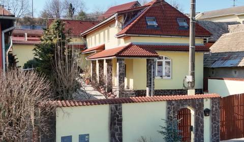 Priestranný dom pre náročnejších medzi BB a ZV