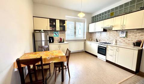 Ponúkame na predaj priestranný 2i byt s terasou v RD