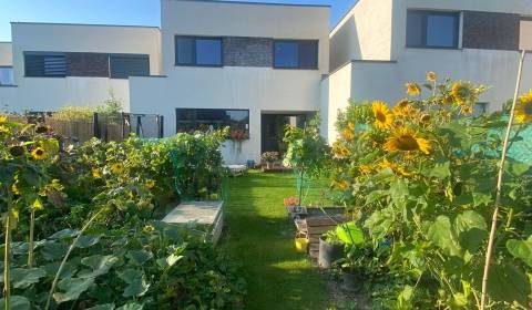 Moderný radový rodinný dom v Novej Dedinke, projekt “Lastovičky”