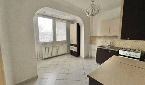 LUDMANSKÁ - 3 izbový byt, 65 m2 + loggia. KÚPOU VOĽNÝ. ČR.