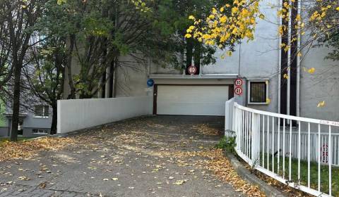 Nadštandardne veľká garáž na ul. Medveďovej, Petržalka