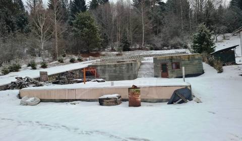 Pozemok zo základovou doskou na výstavbu na peknom koncovom mieste Bac