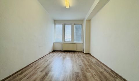 Kancelária s výhľadom na centrum Michaloviec. 16 m2