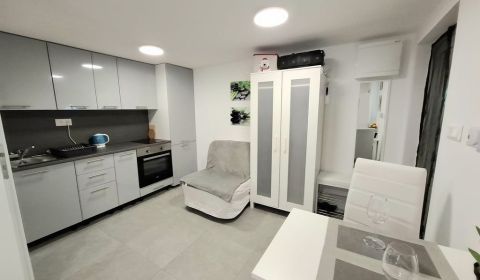 Záhrada s Tiny House, Zlaté piesky, dobrá poloha a dostupnosť