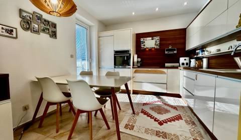 4-izbový byt s 3x parkovacím miestom a len jedným susedom