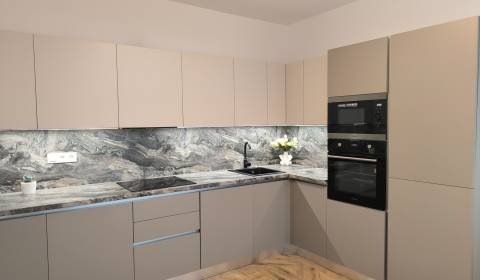 JANOTOVA NOVÝ PO REKONŠTRUKCII EŠTE NEPOUŽÍVANÝ ATYPICKÝ 4 IZB. BYT 