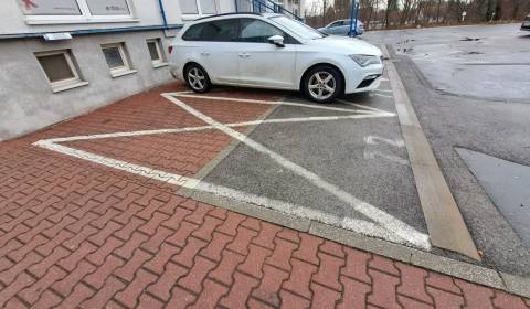 Prenájom vonkajšieho parkovacieho státia Strelkova, blízko električky