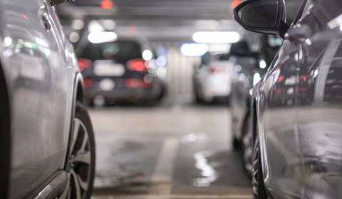 Garážové parkovanie+veľká murovaná kobka 6 m² RAČA_RNDZ