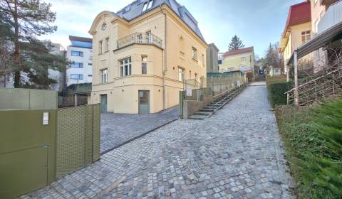 VÝNIMOČNÝ 1IZB BYT S PREDZÁHRADKOU A PAKKOVANÍM, STARÉ MESTO, PALISÁDY