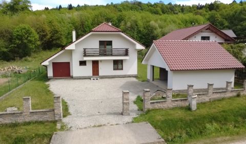 Veľkorysý rodinný dom v tichej časti kde sa príroda stará o komfort