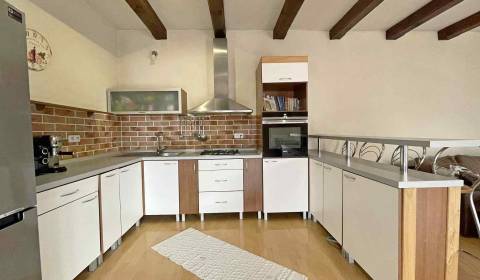 PREDAJ - Prakticky riešený 4 izbový rodinný dom Galanta, časť Hody