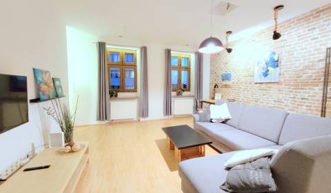 JEDINEČNÝ 2i byt, REKONŠT., 2 X .SAMOST.IZBA, Hviezdoslavovo nám. 