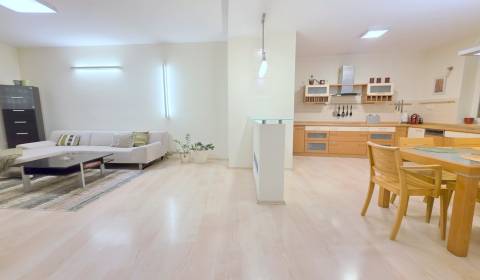 JEDINEČNÝ 2i byt, REKONŠTRUKCIA, 2 x BALKÓN, Kúpeľná ulica,Staré Mesto