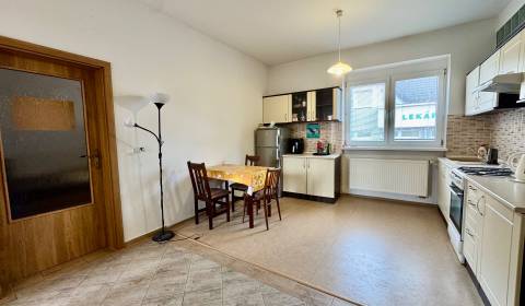 Ponúkame na predaj priestranný 2i byt s terasou v RD v Prievoze