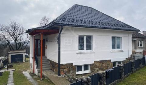Zrekonštruovaný vidiecky dom na bývanie v obci Poproč