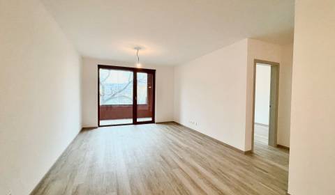 NA PREDAJ 2 - izbový byt so zasklennou loggiou, ZWIRN, Košická ul.