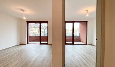 NA PREDAJ 2 - izbový byt so zasklennou loggiou, ZWIRN, Košická ul.